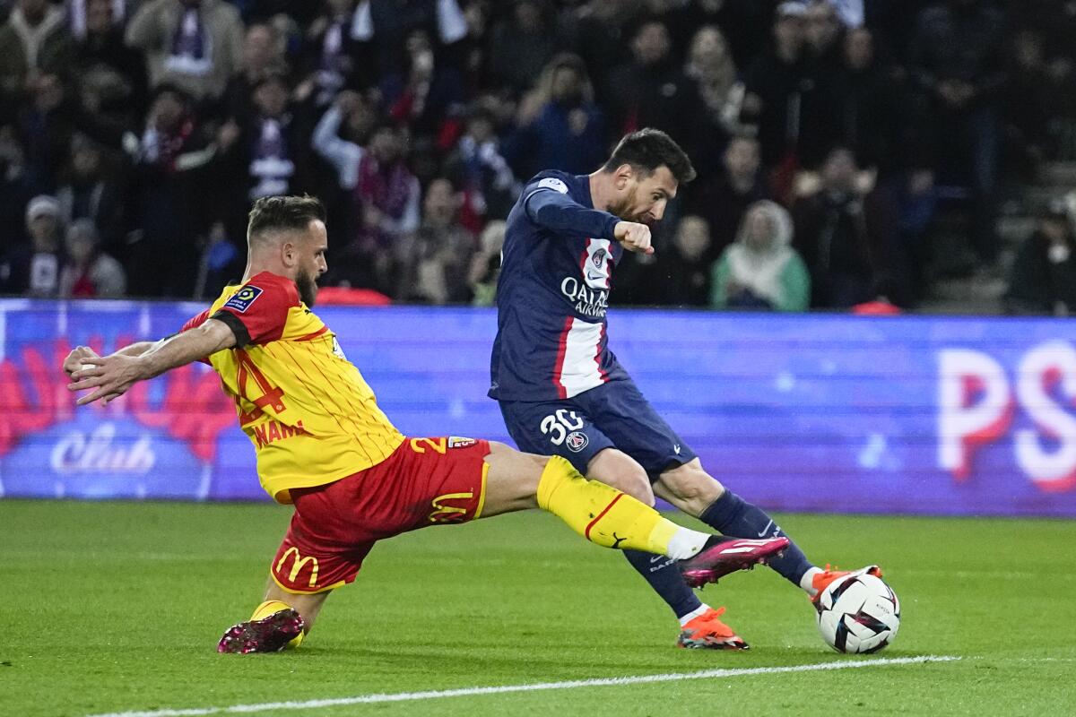 El argentino Lionel Messi marca el tercer tanto del París Saint-Germain ante Lens,