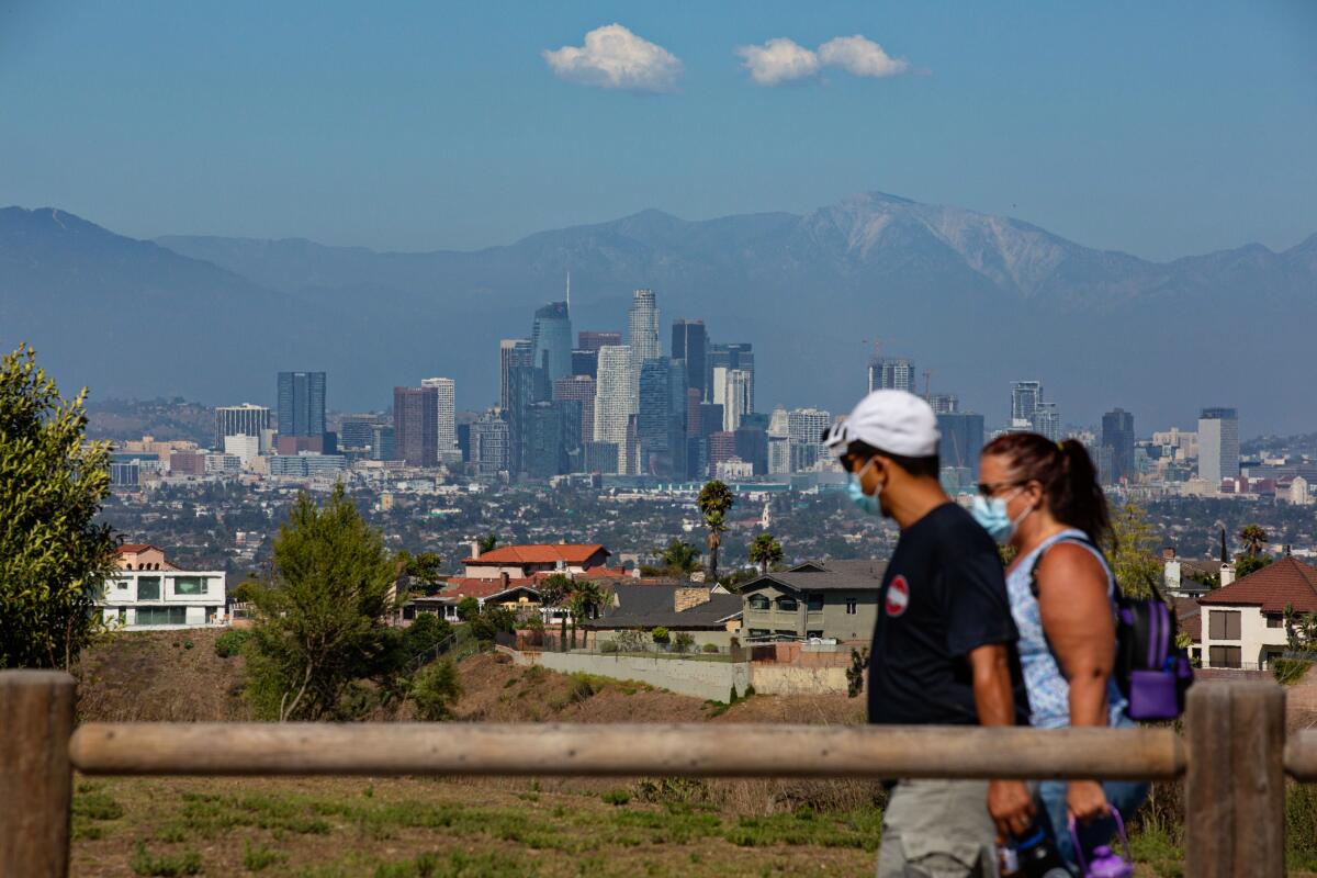 La gente disfruta de una caminata en el Área Recreativa Estatal Kenneth Hahn en Los Ángeles el 8 de agosto.