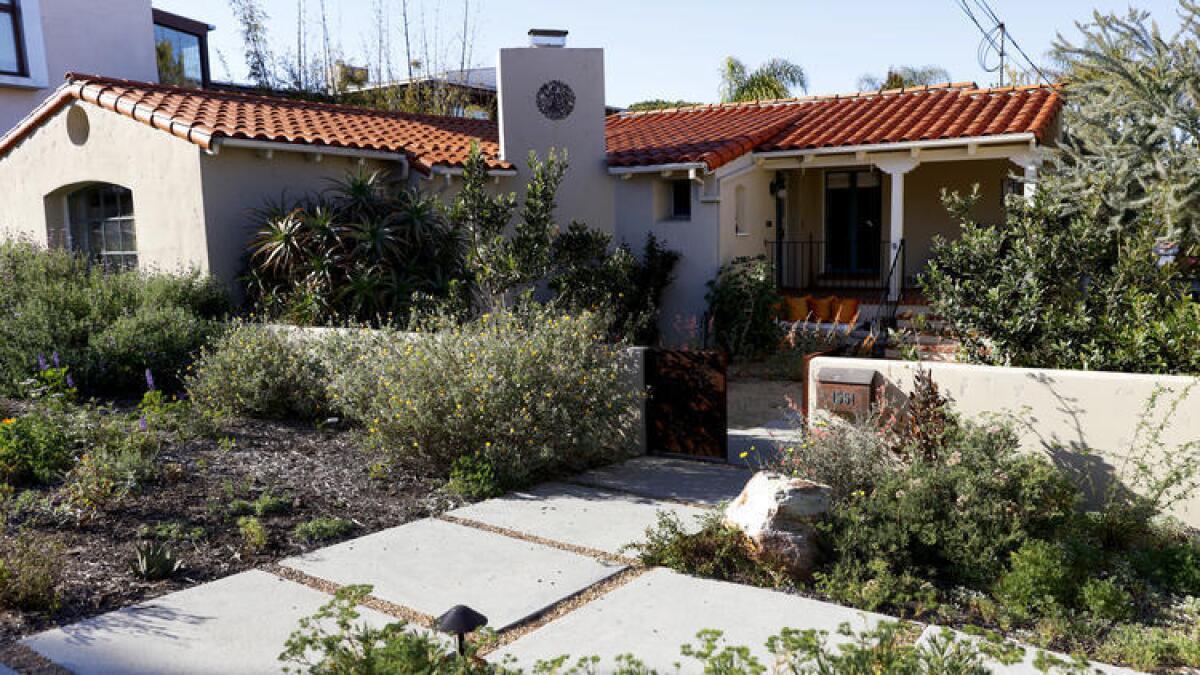 Los jardines tolerantes a la sequía pueden reducir el consumo de agua, pero ¿harán la ciudad más calurosa? Un nuevo estudio investigó el tema.