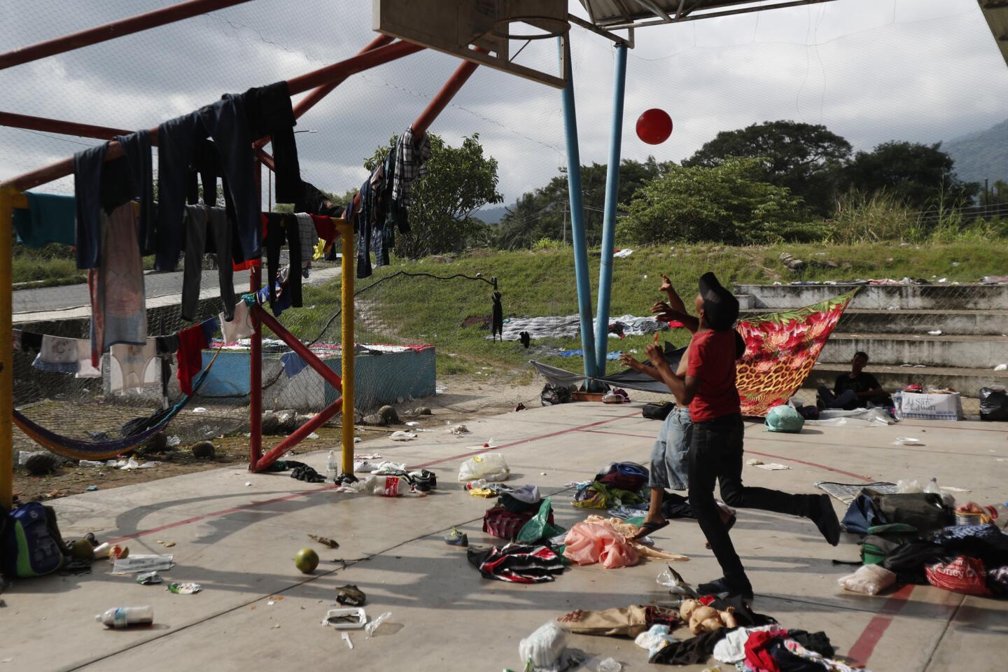 Migrant caravan continues through Mexico