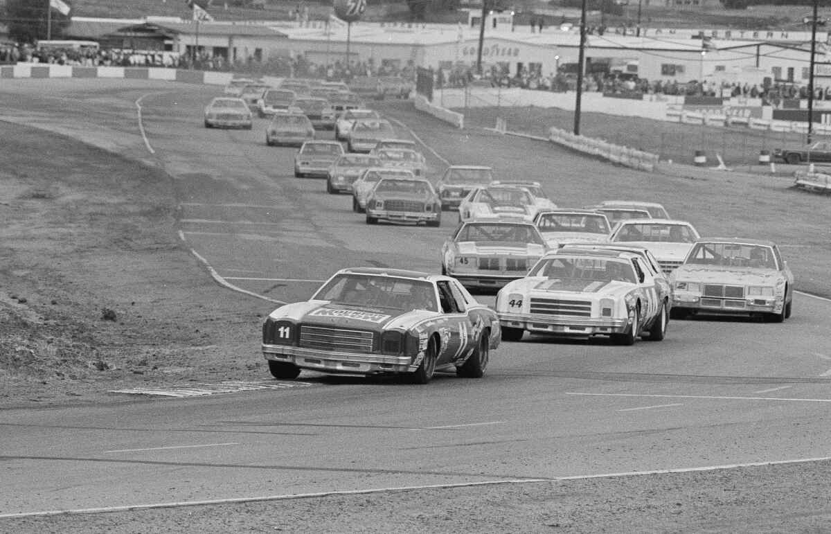 Darrell Waltrip mène le peloton lors du Winston Western 500 au Riverside International Raceway en janvier 1981.