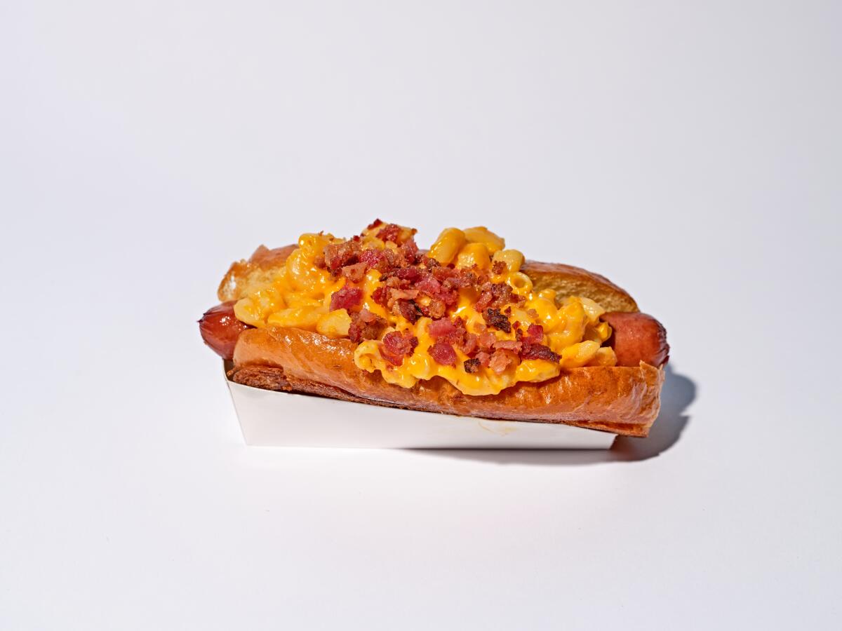 El hotdog de macarrones con queso de Dave’s Doghouse en el Staples Center.