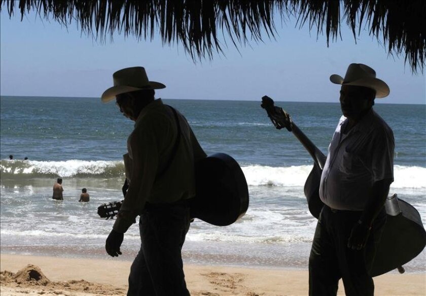 Resultado de imagen de musicos en playas de mazatlan