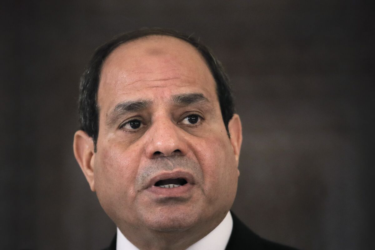 ARCHIVO - El presidente egipcio Abdel Fattah el-Sisi habla en una conferencia de prensa en Bucarest, Rumania, el 19 de junio del 2019. (AP Photo/Vadim Ghirda)