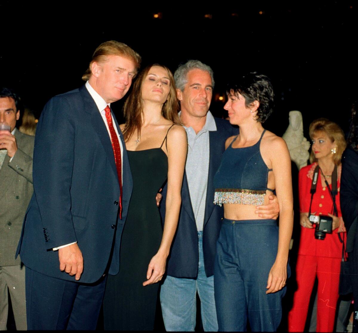 Donald Trump en 2000 con, desde la izquierda, su entonces novia Melania Knauss, Jeffrey Epstein y Ghislaine Maxwell.