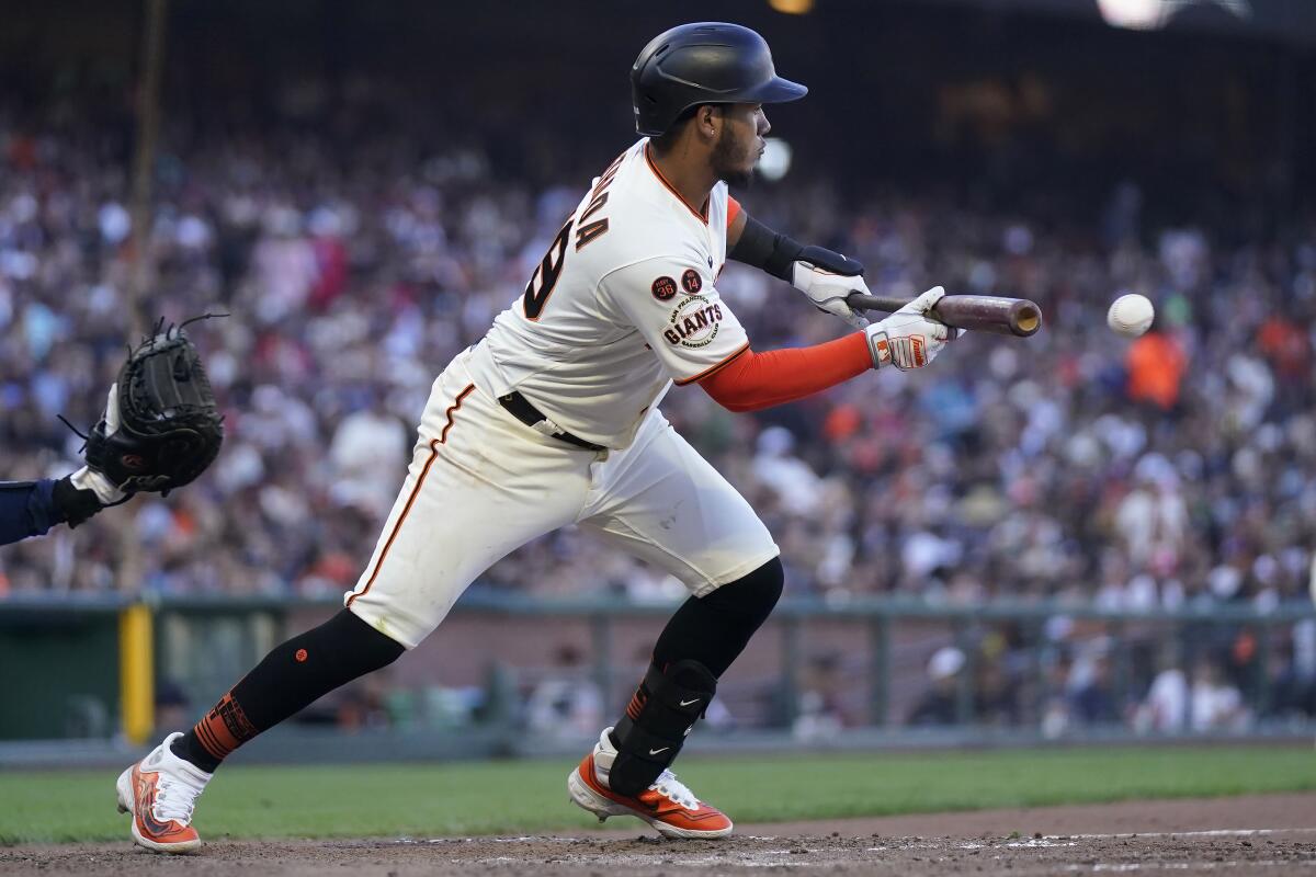 Giants' bats bust out for 8-5 win to take first game from D-backs