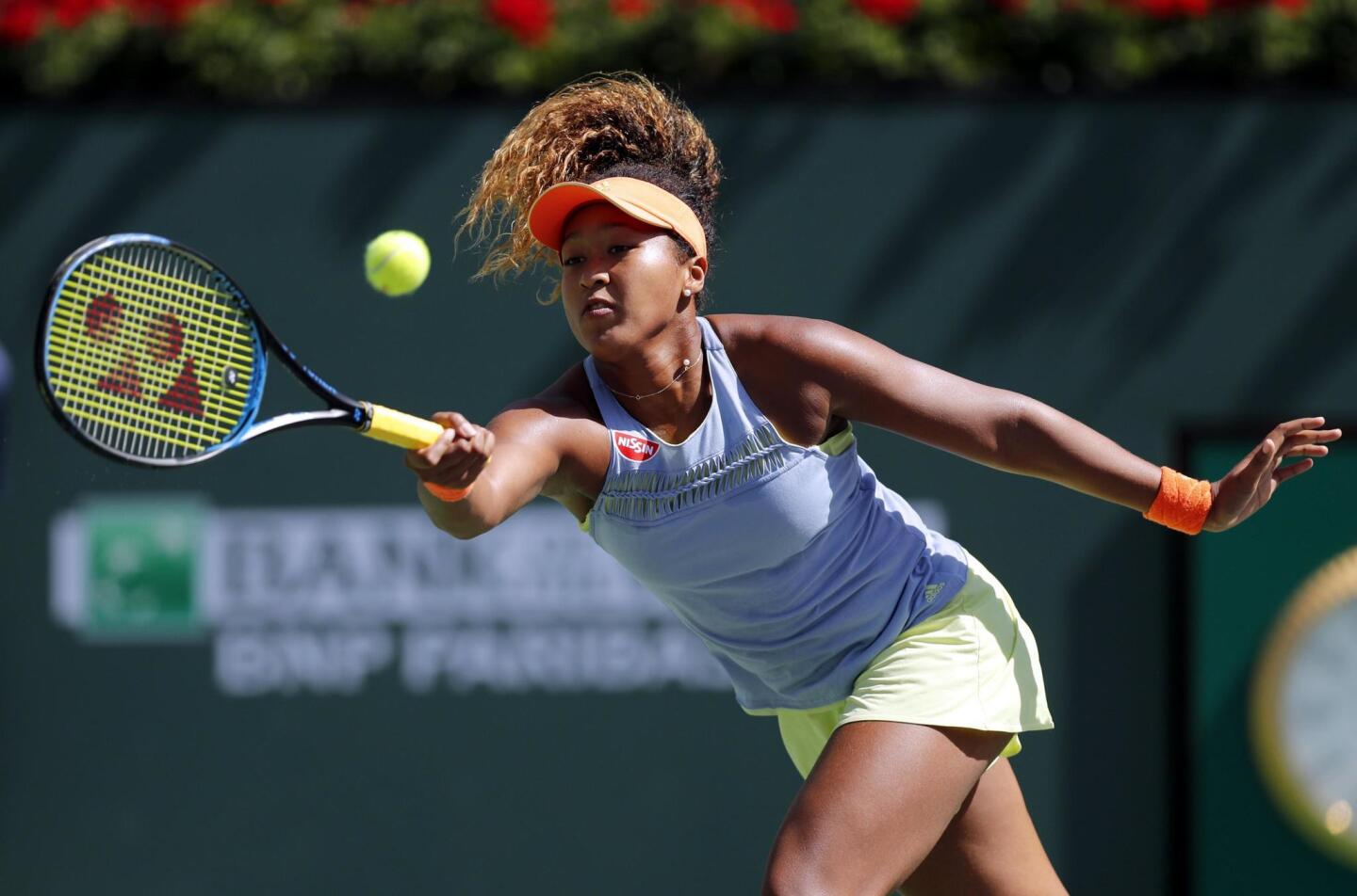 MAN08. Indian Wells (United States), 18/03/2018.- Naomi Osaka from Japan in action against Daria Kasatkina from Russia in their finals match of the BNP Paribas Open at the Indian Wells Tennis Garden in Indian Wells, California, USA, 18 March 2018. (Abierto, Tenis, Rusia, Japón, Estados Unidos) EFE/EPA/JOHN G. MABANGLO ** Usable by HOY and SD Only **