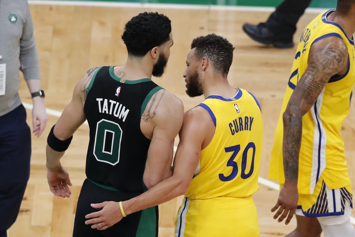 Jyson Tatum, de los Celtics de Boston, y Stephen Curry, de los Warriors de Golden State,
