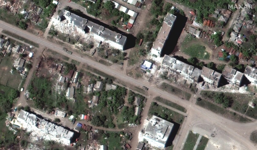 यूक्रेन के पूर्वी शहर सेवेरोडोनेट्सकी के पास एक रूसी बख़्तरबंद इकाई का हवाई दृश्य