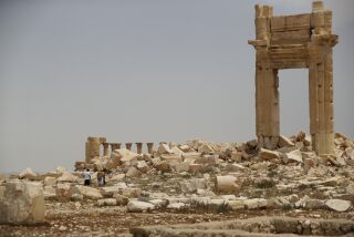 Algunos turistas visitan las ruinas romanas de Palmira el martes 11 de mayo de 2023, en Palmira, Siria. (AP Foto/Omar Sanadiki)