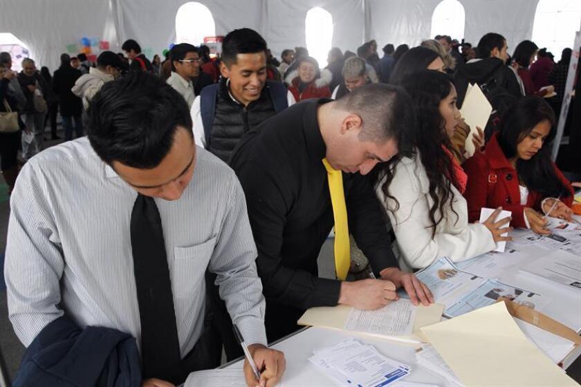 Decenas de mexicanos elaboran solicitudes de empleo en Ciudad de México (México). EFE/Archivo