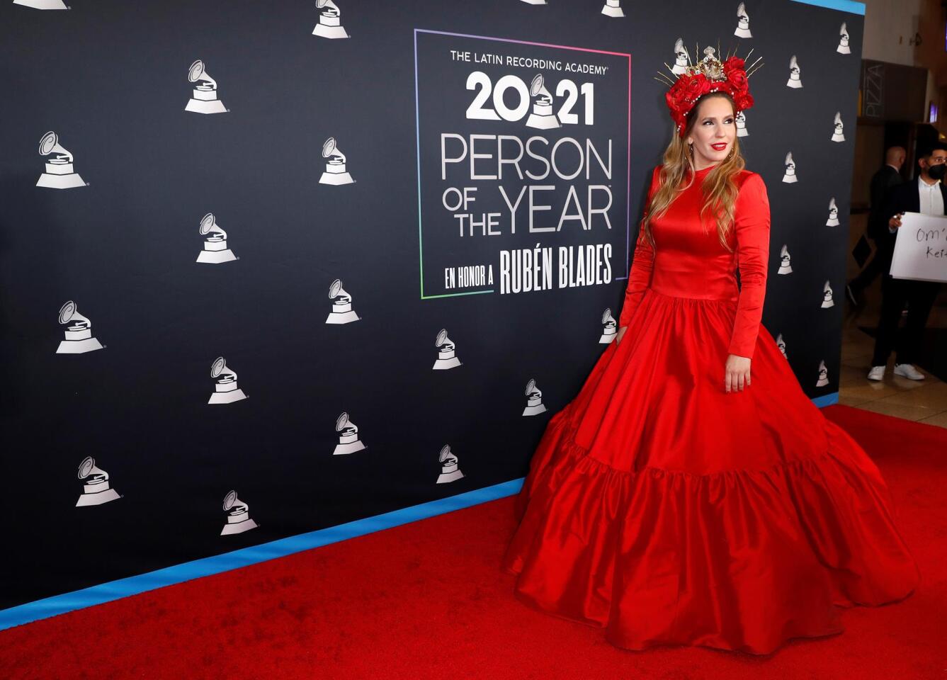 mientras barro Ganar EN FOTOS. Desfilan las estrellas en la alfombra de la gala Persona del Año  del Latin Grammy - Los Angeles Times