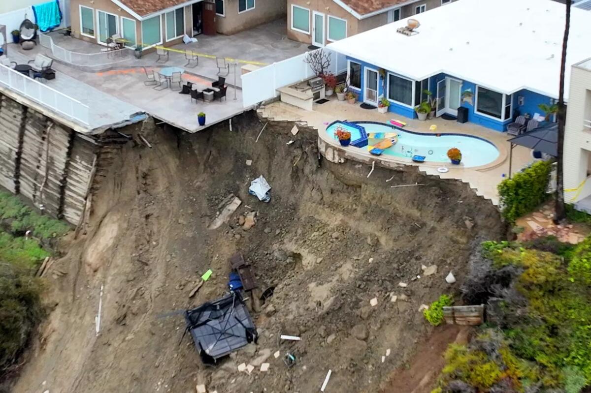 Vista aérea de cuatro edificios de apartamentos situados