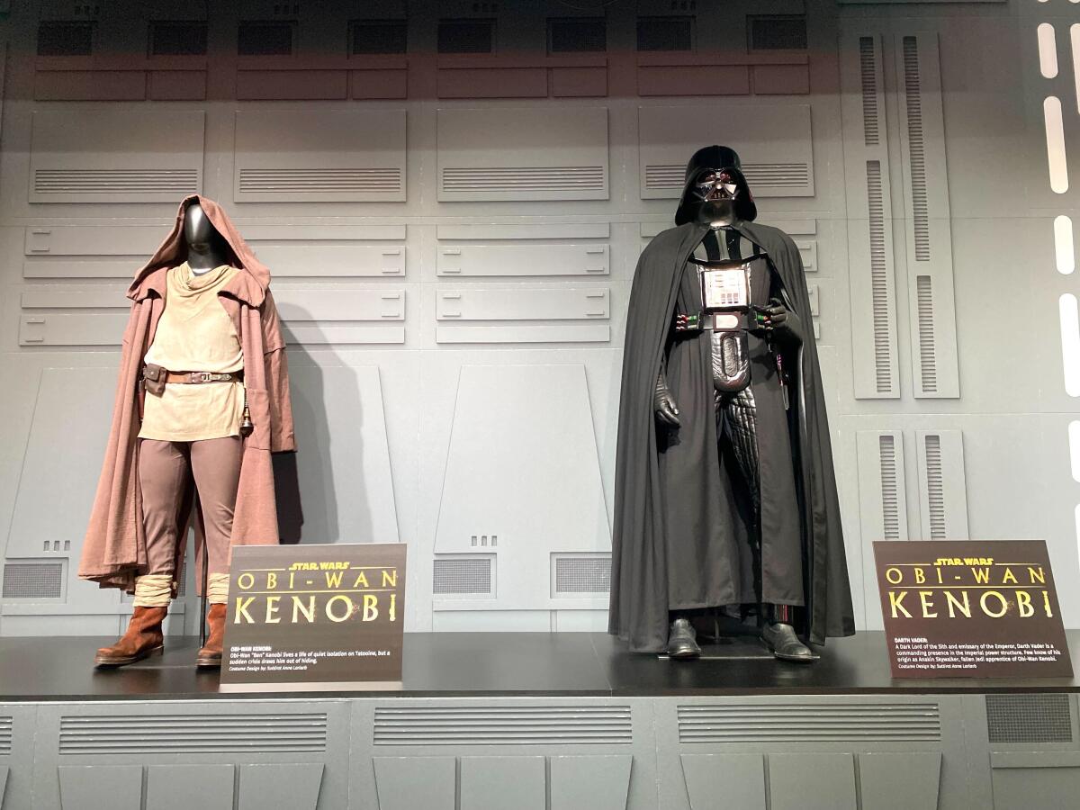 Trajes de la serie Obi-Wan Kenobi en Disney+, expuestos en la Comic-Con el 21 de julio de 2022.