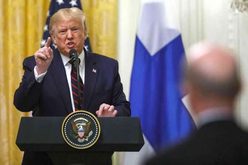 El presidente Donald Trump habla durante una conferencia de prensa con su homólogo finlandés Sauli Niinisto en la Casa Blanca, en Washington.