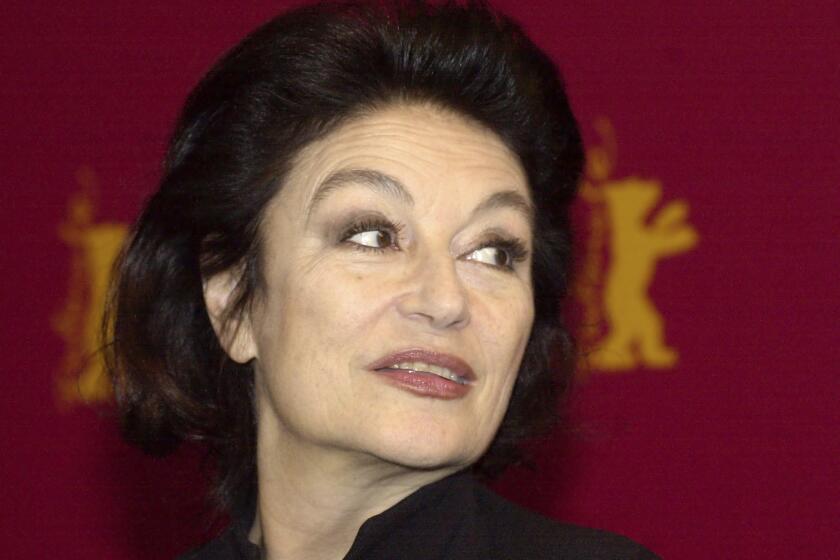 ARCHIVO - La actriz francesa Anouk Aimée antes de una conferencia de prensa en el 53? Festival de Cine de Berlín el 13 de febrero de 2003 donde recibió un Oso de Oro a la trayectoria. Aimée, ganadora de un Globo de Oro por su papel protagónico en "Un homme et une femme" del legendario director francés Claude Lelouch, falleció, informó el martes su agente. Tenía 92 a?os. (Foto AP/Sven Kaestner, archivo)