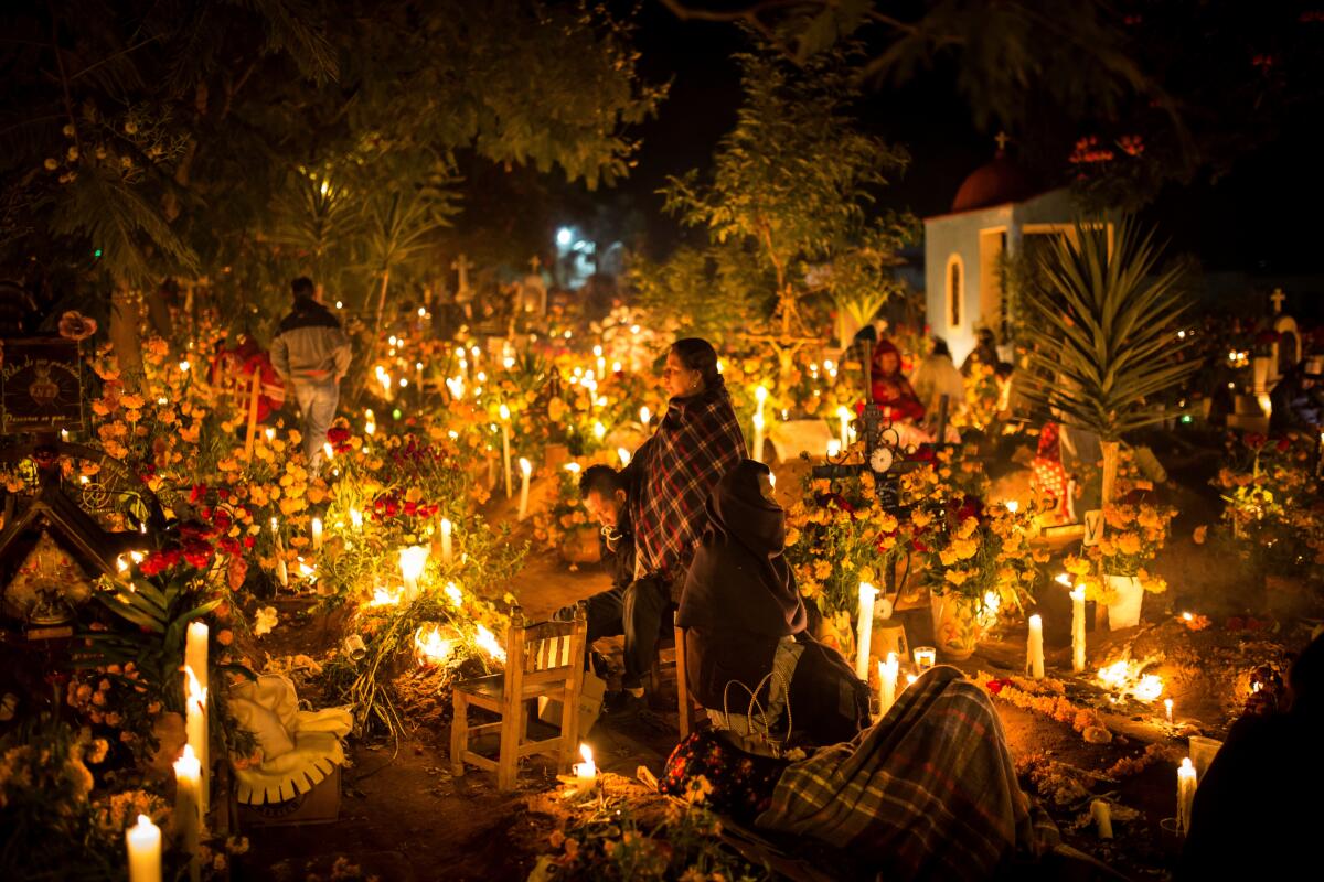 Las ofrendas que se entregan a los santos difuntos los días 1 y 2 de noviembre en Oaxaca.