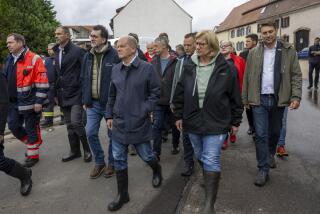 El canciller alemán Olaf Scholz (centro-izquierda) y la ministra presidenta Anke Rehlinger visitan Kleinblittersdorf, Alemania, que se vio azotado por inundaciones, el sábado 18 de mayo de 2024. (Harald Tittel/dpa vía AP)