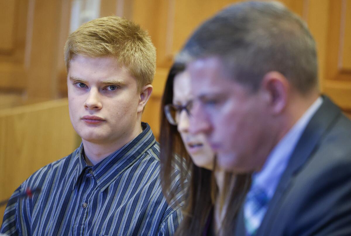 Jeremy Goodale, a la izquierda, escucha durante su audiencia de sentencia por el homicidio 