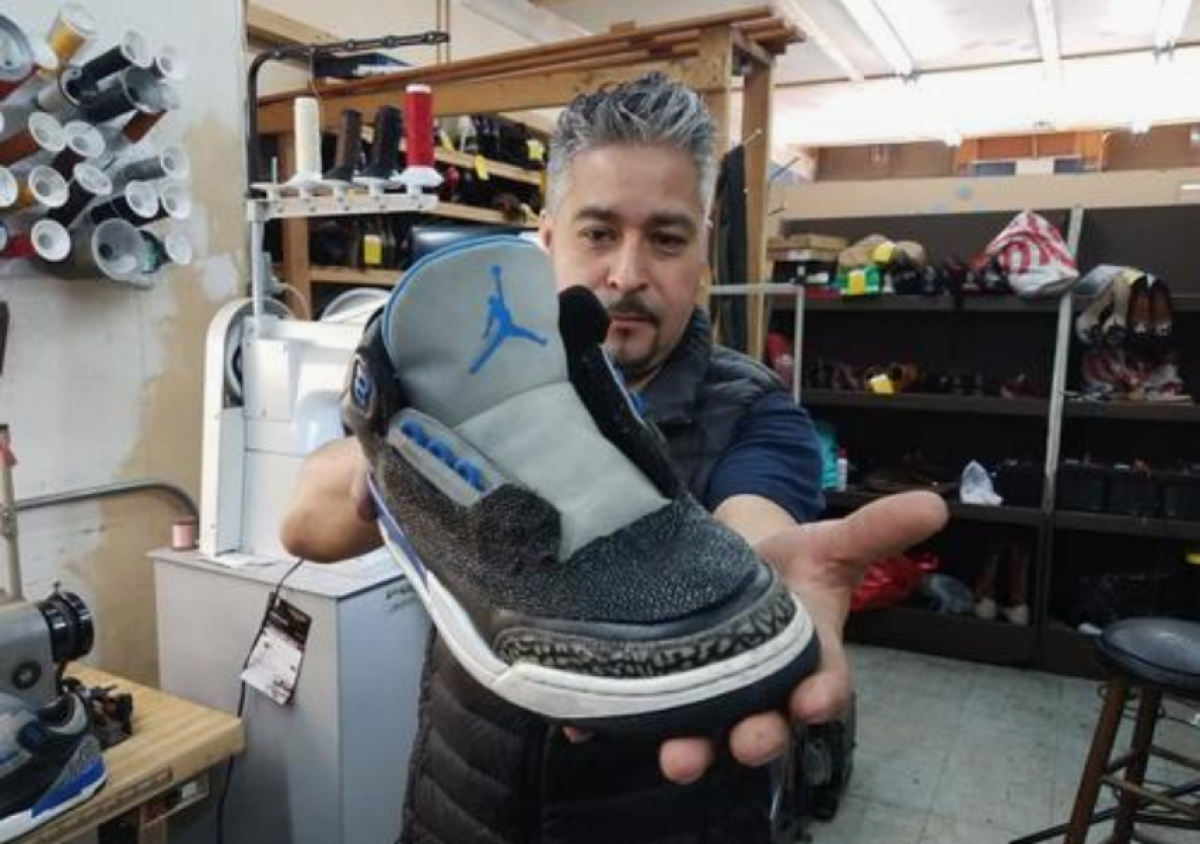 Isauro Barrera, artesano del calzado, muestra un zapato Jordan en proceso de recubrimiento con piel de manta raya, EL sábado 1 de abril de 2017, en su taller de Chicago, Illinois (EE.UU.). EFE/Enrique García Fuentes/Archivo