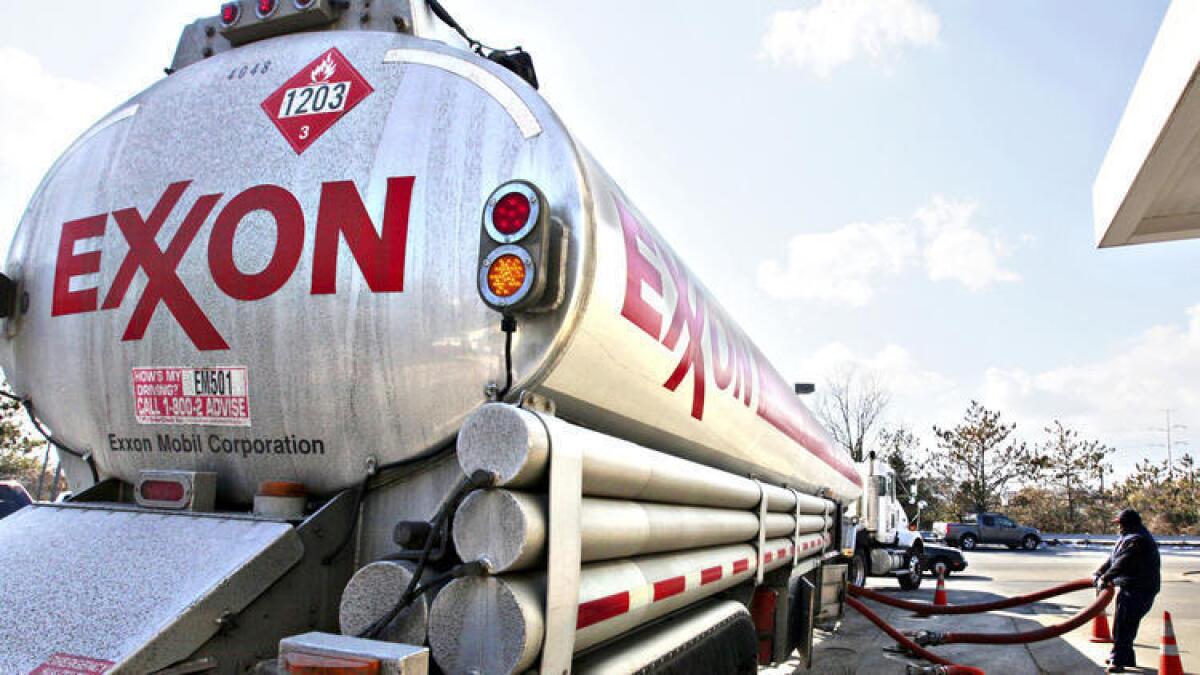 Una embarcación de Exxon Mobil navegó durante 70 días en las costas de Singapur sin recoger petróleo para California de ninguna de las dos refinerías de la compañía en el lugar. Arriba, un camión cisterna de Exxon ().