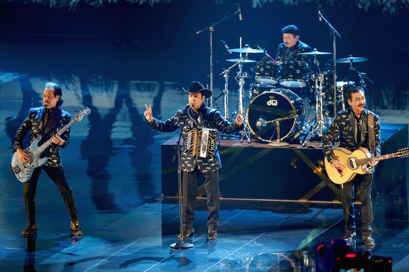 Los Tigres del Norte durante su actuación en los Latin Grammy