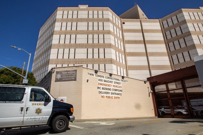 LOS ANGELES, CA-OCTOBER 19, 2023: A member of the Los Angeles County Sheriff's Department makes his way into the entrance to Tower One of the Men's Central Jail on Vignes Street in downtown Los Angeles. (Mel Melcon / Los Angeles Times)