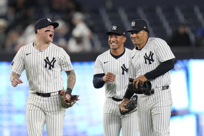 Alex Verdugo, de los Yankees de Nueva York, a la izquierda, celebra con Jahmai Jones, al centro, y Trent Grisham, a la derecha, después de un partido de béisbol contra los Astros de Houston, el martes 7 de mayo de 2024, en Nueva York. Los Yankees ganaron 10-3. (AP Foto/Frank Franklin II)