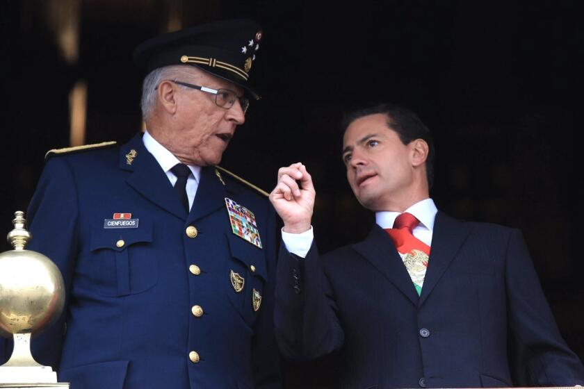 Salvador Cienfuegos (i) fue secretario de Defensa durante el Gobierno de Enrique Peña Nieto (2012-2018).