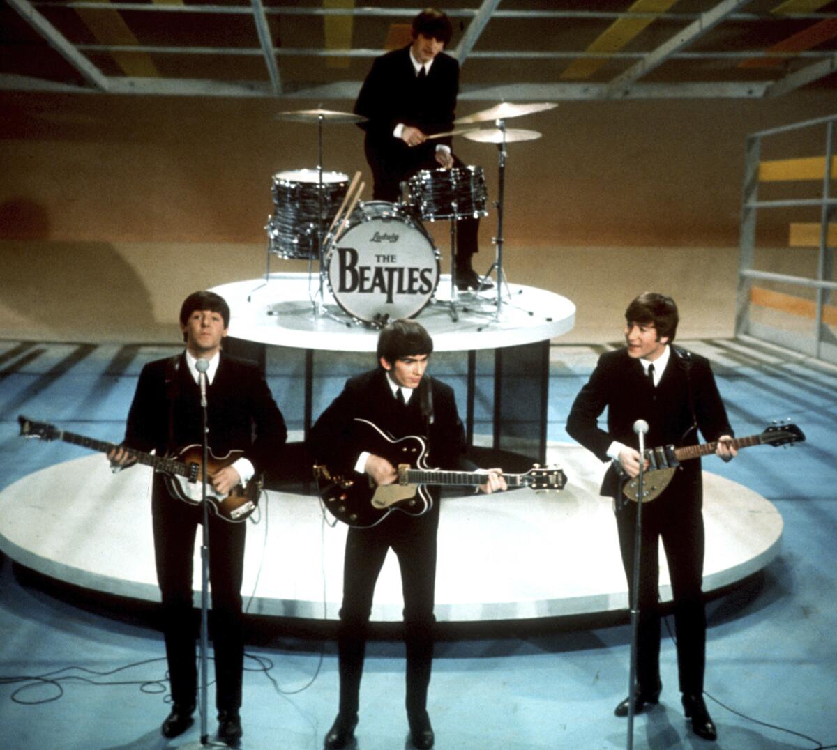 Los Beatles actúan en el "Ed Sullivan Show" de la CBS en Nueva York el 9 de febrero de 1964.(Foto