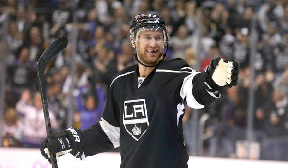 Kings forward Jeff Carter, who has missed nine games because of a lower body injury, skated with the team in full practice for the first time Friday.