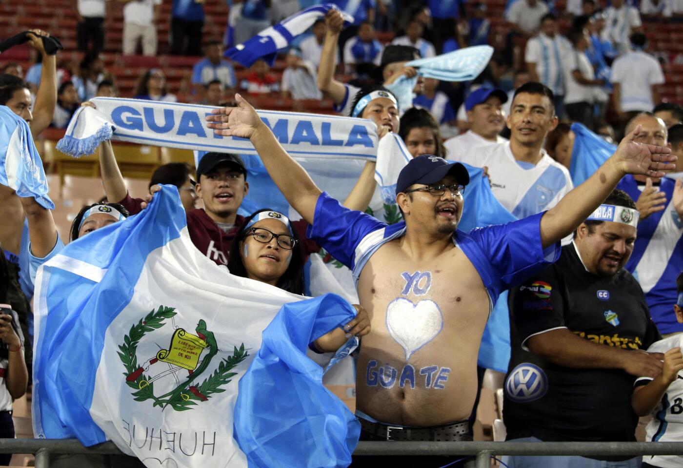MAN06. Los Angeles (United States), 08/09/2018.- Guatemalan fans cheer on their team prior to the start of their international friendly match against Argentina at the Los Angeles Coliseum in Los Angeles, California, USA, 07 September 2018. (Futbol, Amistoso, Estados Unidos) EFE/EPA/MIKE NELSON ** Usable by HOY and SD Only **