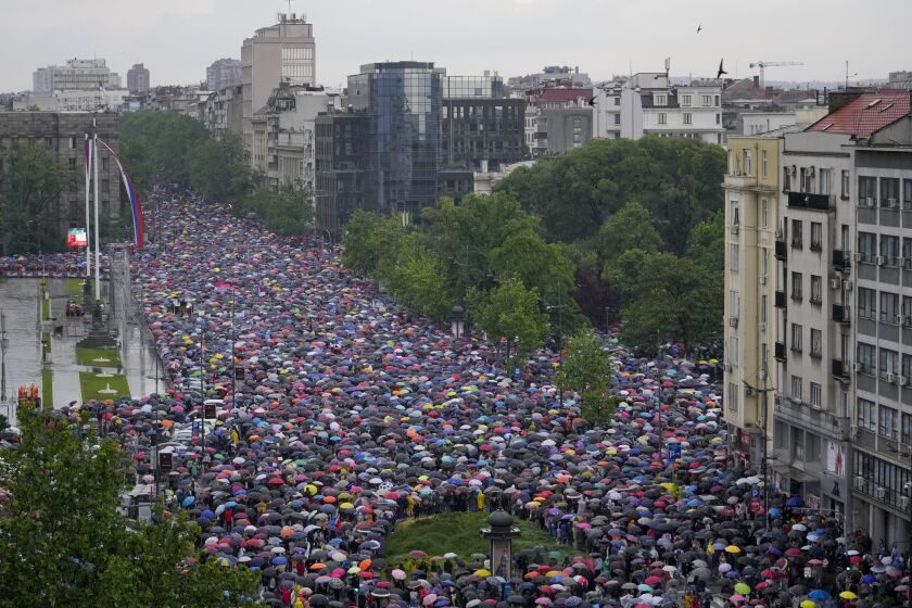 Miles de manifestantes asisten a una protesta liderada por la oposición para exigir la renuncia de altos funcionarios y la revocación de las licencias de los medios progubernamentales que transmiten contenido violento y presentan criminales de guerra, el sábado 27 de mayo de 2023, en Belgrado, Serbia. (AP Foto/ Darko Vojinovic)