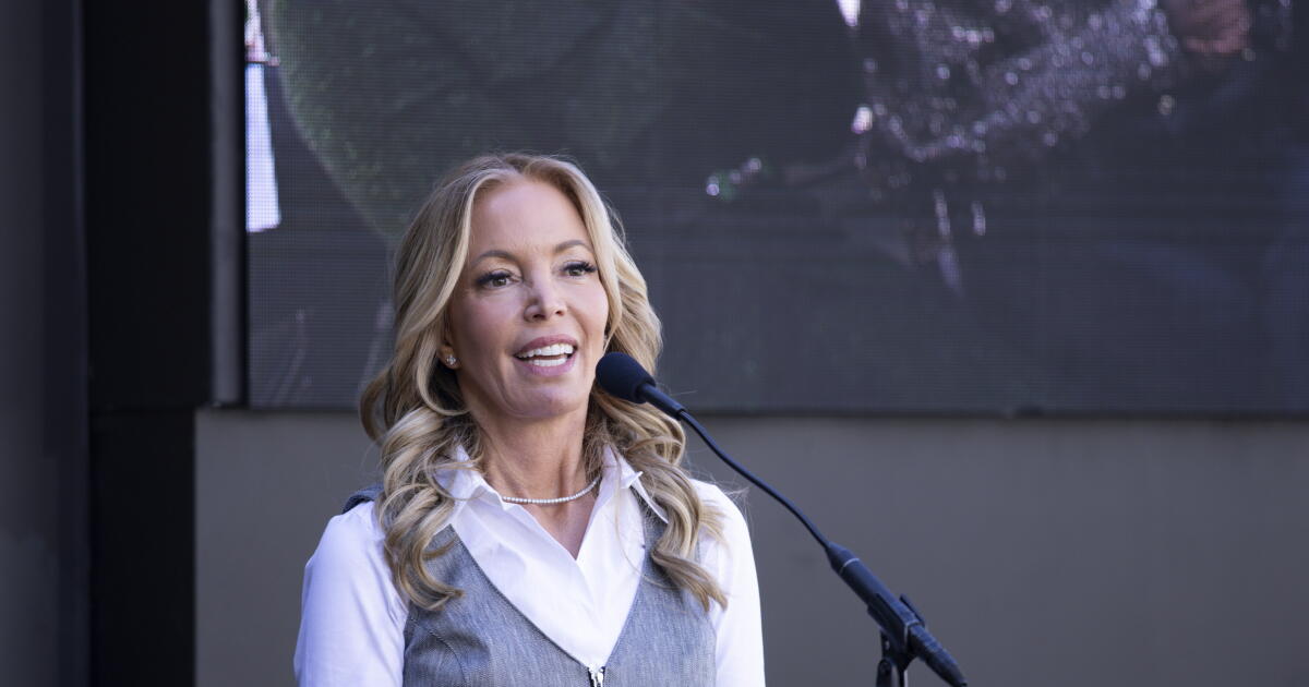 Buss Family Asks Judge To Dismiss Jeanie Buss' Petition To Block Lakers Share Sale - Beritaja Buss Family Asks Judge To Dismiss Jeanie Buss' Petition To Block Lakers Share Sale - Beritaja
