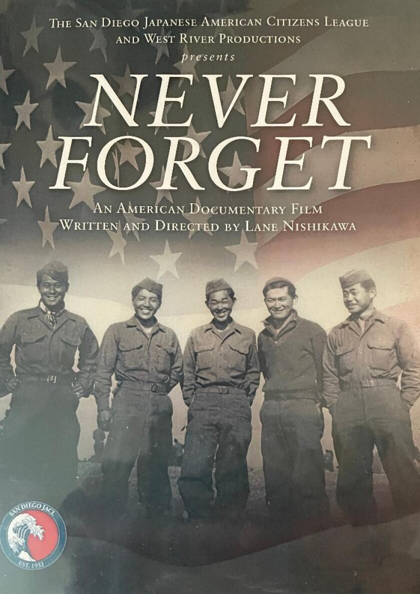 Frank Wada Sr., au centre, photographié avec d'autres troupes Nisei dans le documentaire sur la Seconde Guerre mondiale "N'oublie jamais."