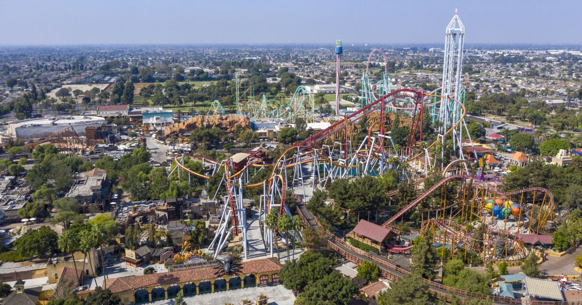 Knott S Berry Farm Announces Reopening Dates Los Angeles Times Christmas At Knotts Berry Farm 2021
