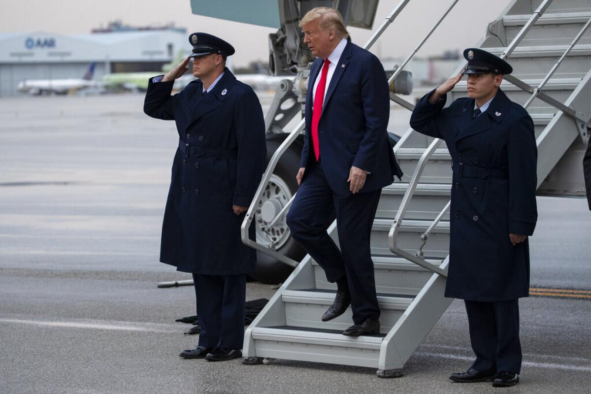 El presidente Donald Trump llega al Aeropuerto Internacional de Miami, el jueves 23 de enero de 2020. (AP Foto/ Evan Vucci)