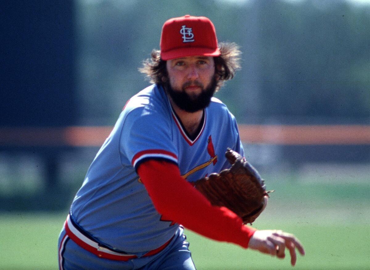 ARCHIVO - El relevista Bruce Sutter calienta por los Cardenales para un duelo en San Luis en 1981. 