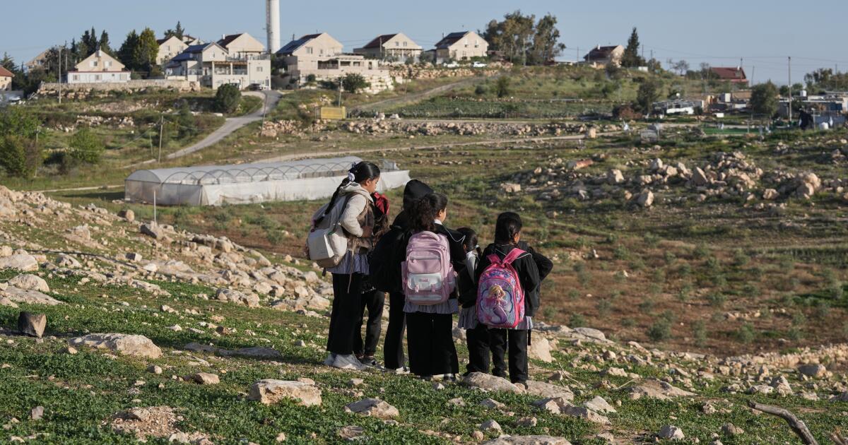 Des colons israéliens bloquent le chemin des enfants palestiniens vers l’école avec des gaz lacrymogènes et des barbelés