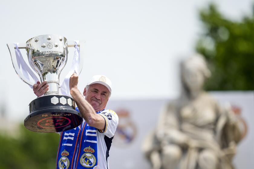 El técnico del Real Madrid Carlo Ancelotti alza el trofeo de campeón de la Liga de Espaa, el domingo 12 de mayo de 2024, en Madrid. (AP Foto/Manu Fernández)