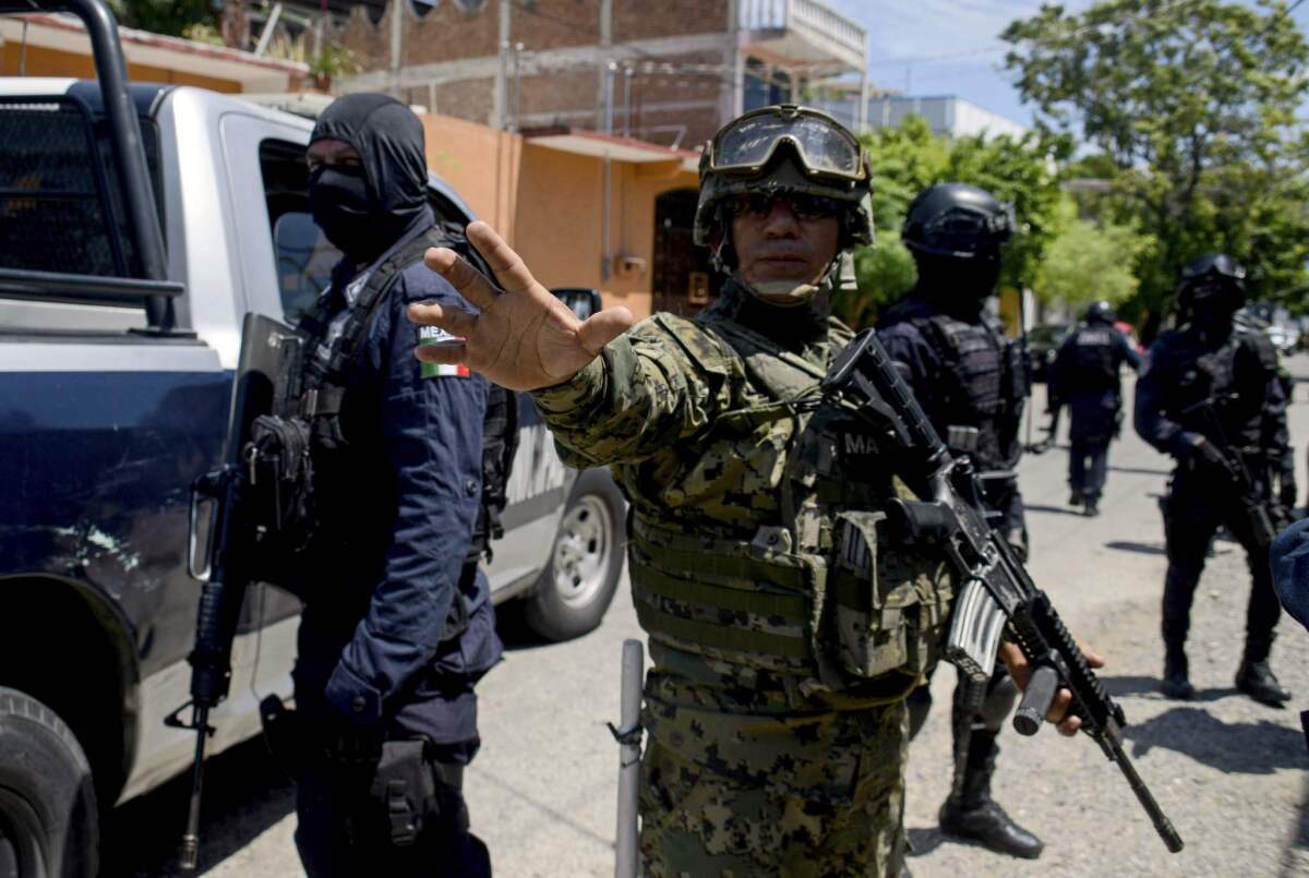 Miembros de la Armada de México toman el control de la seguridad en la ciudad de Acapulco, Guerrero, ante la inoperancia de las autoridades locales.