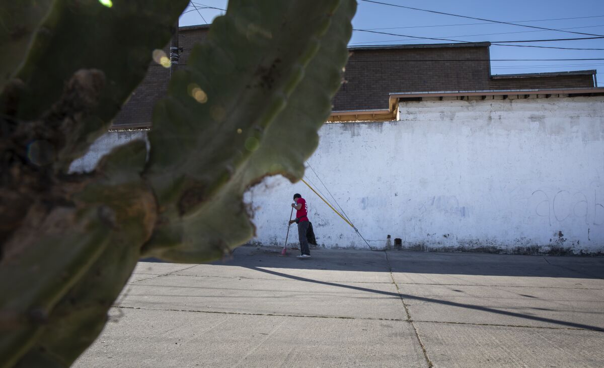 Adán limpia el exterior de una iglesia del centro de Tijuana. 