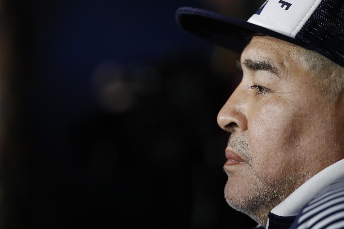 ARCHIVO - En esta foto de archivo del 7 de marzo de 2020, Diego Maradona, entonces técnico de Gimnasia y Esgrima.