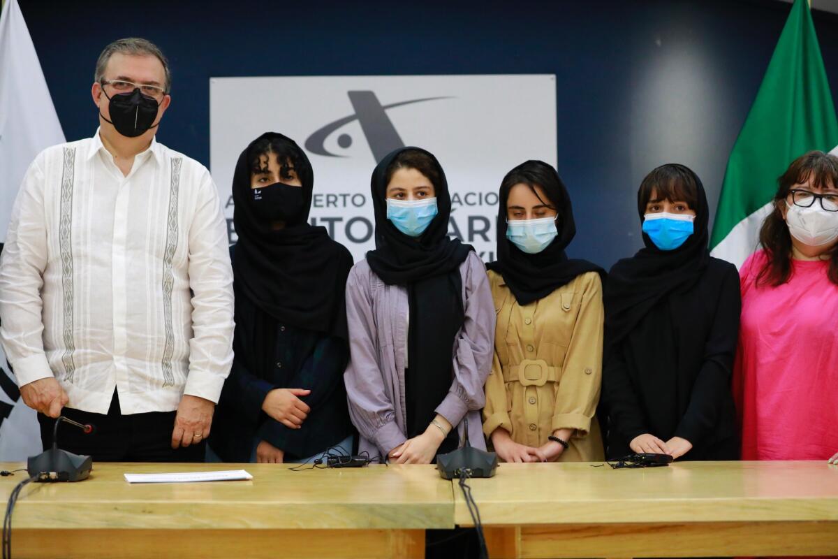 México recibe en asilo a cinco mujeres afganas de equipo de robótica
