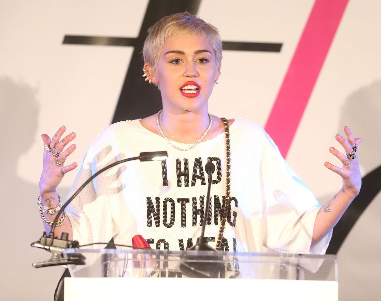 Miley Cyrus gives the award for Womenswear Designer of the Year to Jeremy Scott.