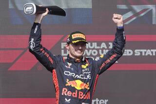 El holandes Max Verstappen, de Red Bull celebra en el podio luego de ganar.
