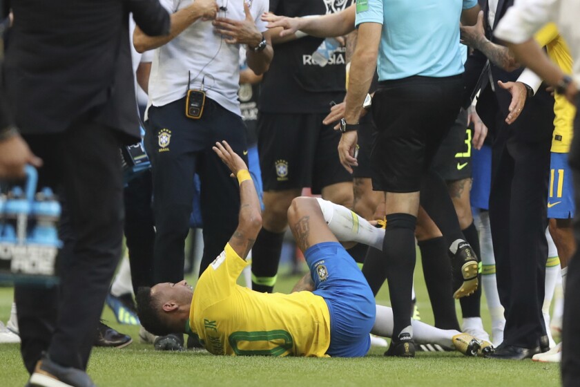 El delantero de Brasil Neymar gesticula en el piso durante el partido contra México por los octavos de final del Mundial en Samara, Rusia, el lunes 2 de julio de 2018.