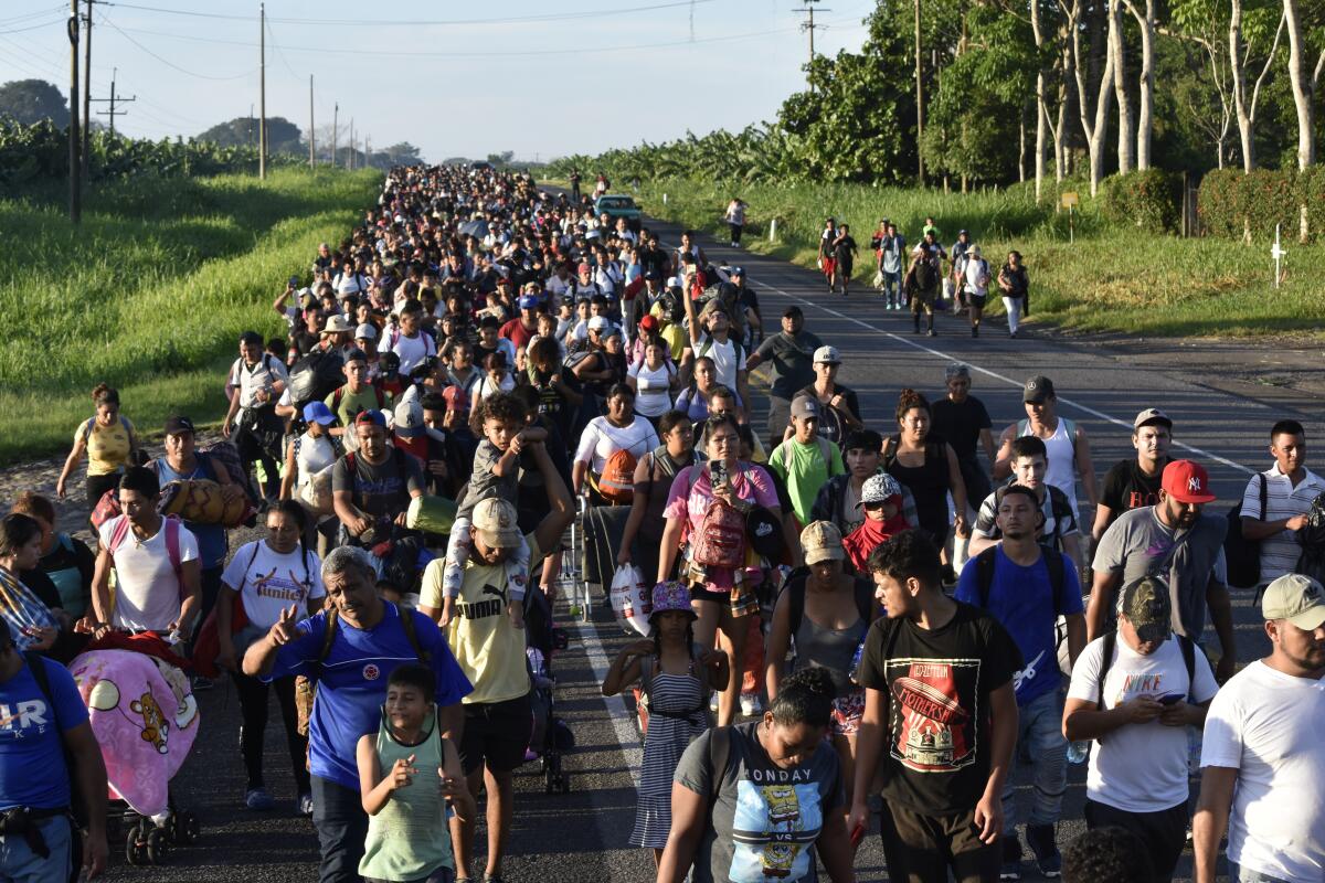 En esta imagen de archivo, migrantes avanzan a pie por la autovía a la altura de Suchiate, 