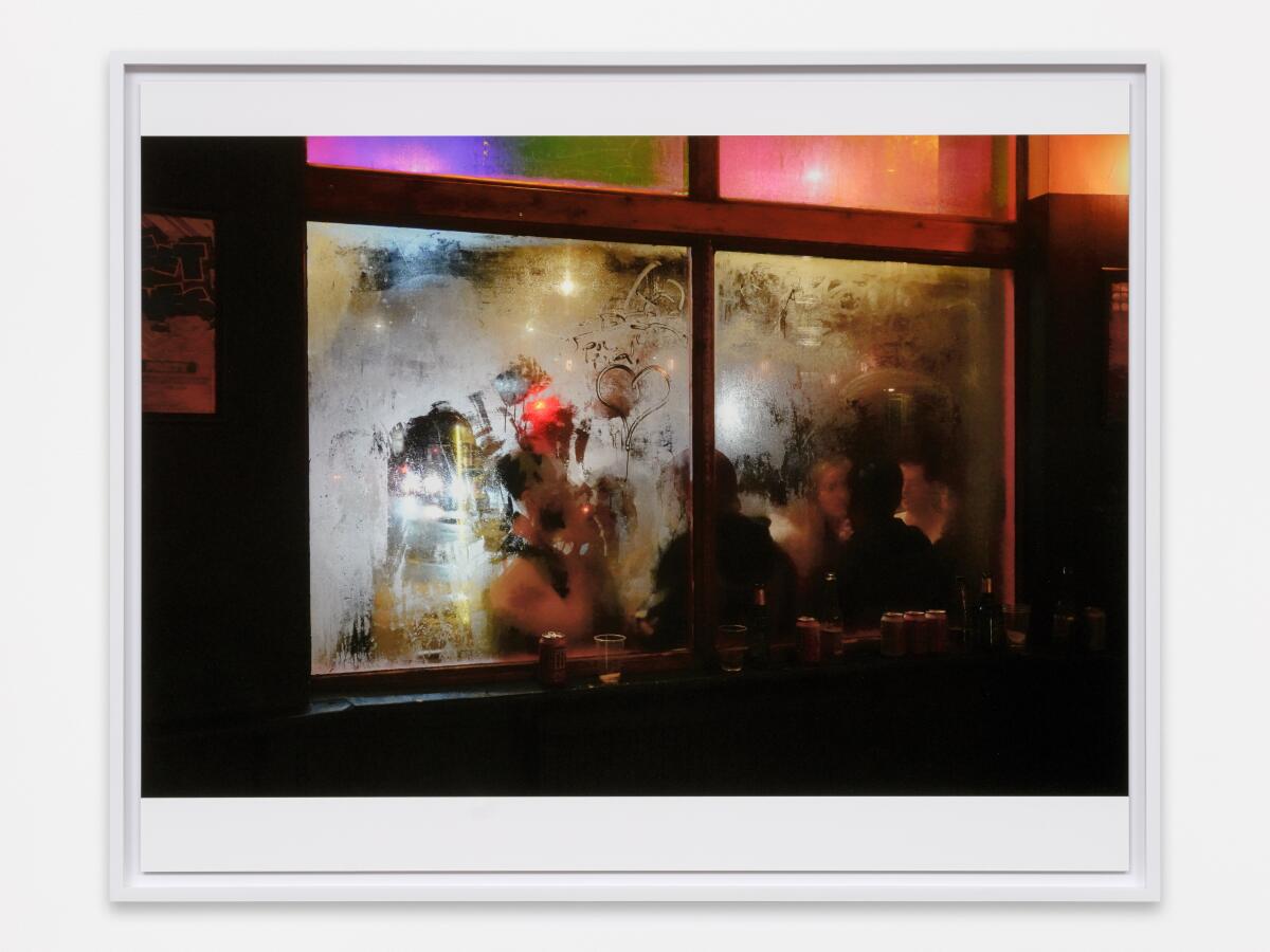 Uma foto de uma janela embaçada.