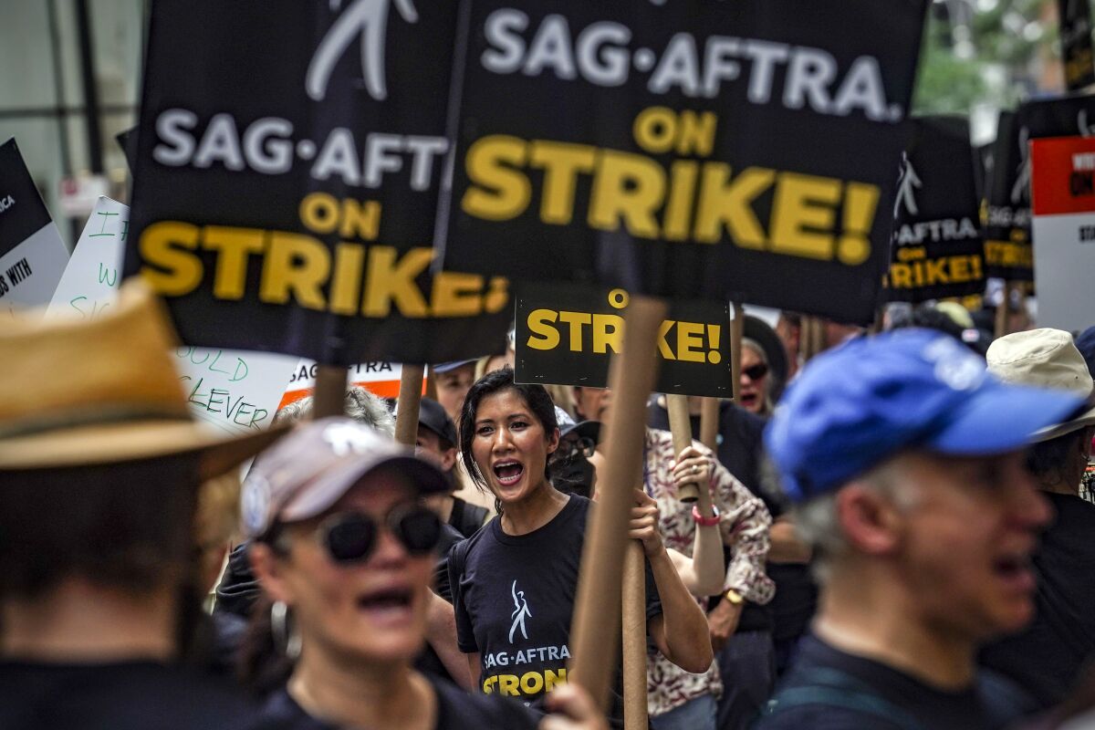 Actores protestan con guionistas en huelga histórica para Hollywood - Los Angeles Times